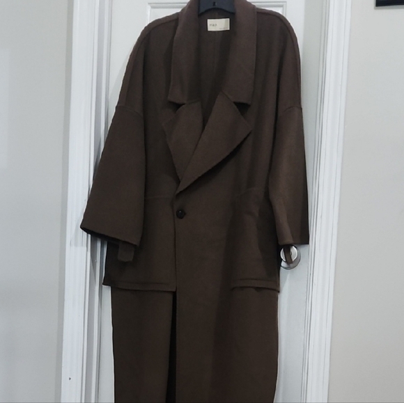 Brown Trench Coat with Classic Lapels and Structured Silhouette - Picture 2 of 11